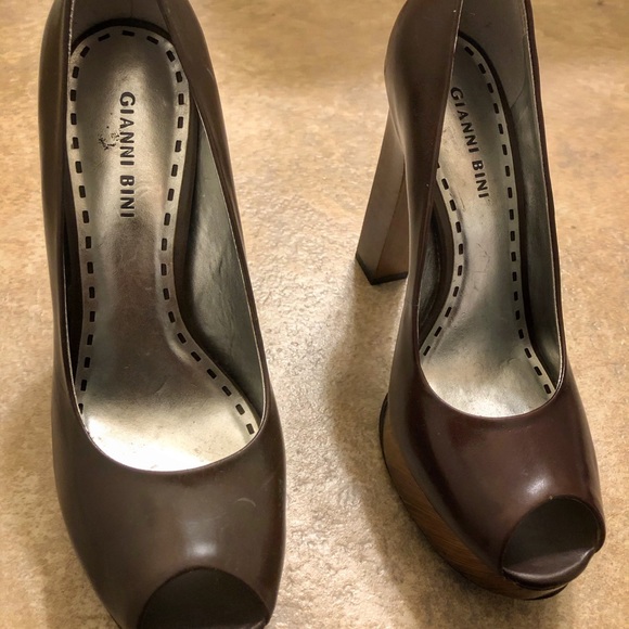 Gianni Bini Brown Peep Toe Heels - Picture 3 of 3
